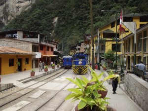 Tren en Aguas Calientes, Perú